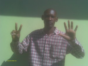 El señor Ares Lendo, momentos en que hace la señal que identifica su proyecto partidista.