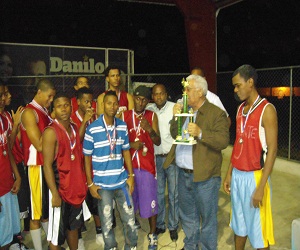 Momentos en que el regidor Dagoberto Bidó hace entrega de la copa al equipo ganador.