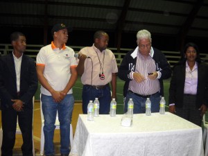 Parte de los integrantes de la mesa de honor invitados.