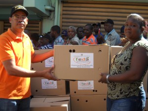 El licenciado Alcides Peña hace entrega de la primera donación.