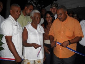 El alcalde Ramón Pascual Gómez mientras corta la cinta para dejar inaurgurado la reparación del puente, en compañía del presidente de la junta de vecinos, Cipriáan Sánchez y Andrea Pereyra.