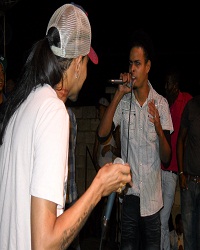 A la izquierda Mozart La Para mientra rapeaba improvisando con un joven del público.