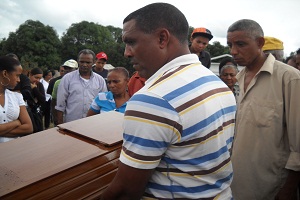 Momentos en que el ataúd es introducido en el nicho.