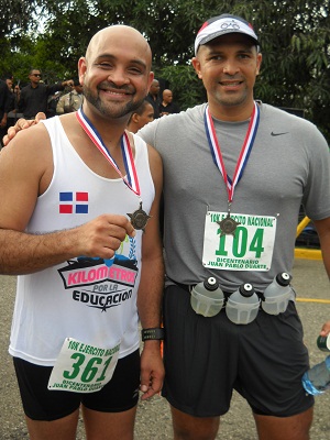 El productor de radio y televisión Juan Carlos Albelo (izquierda) participo en el evento. Albelo junto a la comunicadora Anabell alberto conduce el programa radial "Transitando" por Neón 89.3 Fm.