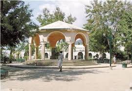Parque central del municipio Villa Altagracia.