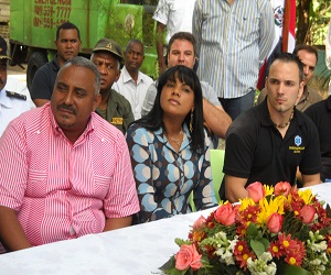 De izquierda a derecha el alcalde Ramón Pascual Gómez (El Mello), la vicealcadesa Ingrid Zabala y Roberto  Ojeda Reyes, director de formación de AYESA.
