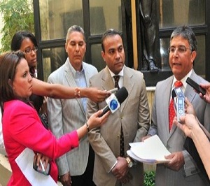 General retirado José Luís Domínguez Castillo, al centro, junto a su abogado.