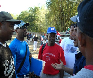 El presidente del equipo La Tribu, Arístides Hernández, discute junto al manager del conjunto, Alexis de la Rosa, la decisión del árbitro.