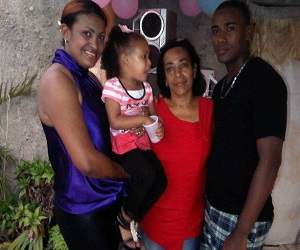 Margarita (vestido rojo) junto a sus dos hijos y nieta.