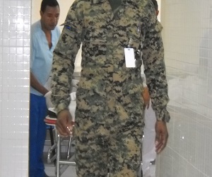 Momentos en que el cadáver del niño de 3 años es sacado de la sala de emergencia