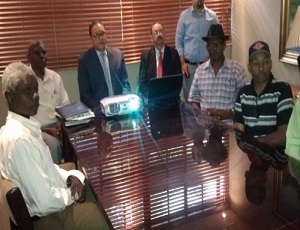 Momentos en que el director de la CAASD Arq. Alejandro Montas y técnicos de esa institución recibían en diapositiva los informes técnicos del alcance de la Presa Rio Haina.