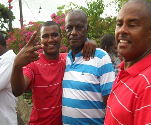 'Yeo" con polocher a rayas azules es felicitado por sus seguidores.