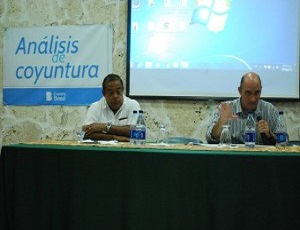 Antonio Aquino, de la CNUS y Pavel Isa, economista