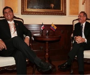 El presidente Danilo Medina junto a su homólogo ecuatoriano Rafael Correa. (foto cortesía cuenta Twitter @presidenciaRD) Externa)