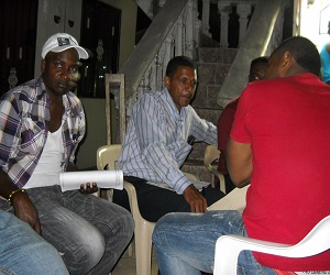 El licenciado Moya, mientras encabezaba anoche un encuentro con los directivos de los equipos participantes del evento