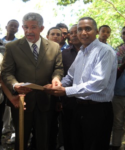 El gobernador de la provincia Santo Domingo, doctor Juan Frías hace entrega al ingeniero contratista de la obra del contrato.