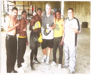 De izquierda a derecha el entrenador Tony Sauri, el boxeador villaltagraciano Leivy Alexander Jesús Frías, el boxeador Bernardo Jiménez, el empresario boxístico norteamericano  Mr. Shop, Moreno Mejía y Phil Hernández.