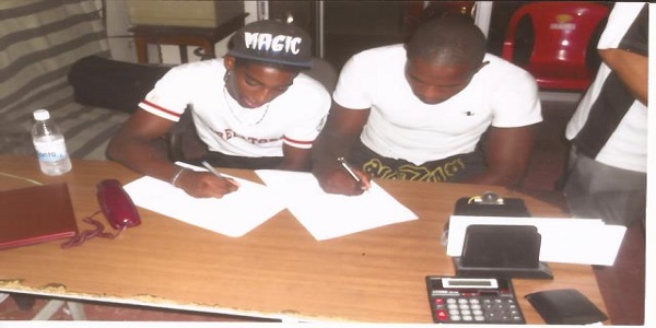 A la izquierda  Leivy Alexander Jesús Frías y a la derecha  Bernardo Jiménez cuando firmaban el contrato con la empresa norteamericana Chams Boxing, radicada en Pompano Beach en la Florida.