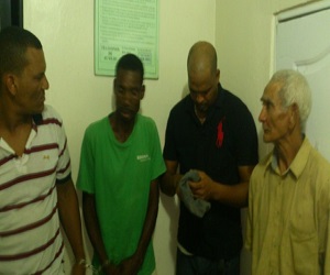 El grupo de supuesto cuatrero apresado por la Policía.