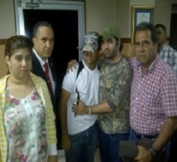 Joven Luis Felipe Baba junto a su padre Pedro Baba y otros familiares.