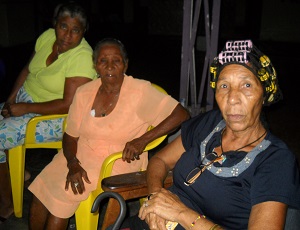 En el margen derecho la señora Patria (con rolos) quien se quejo de la actividad.