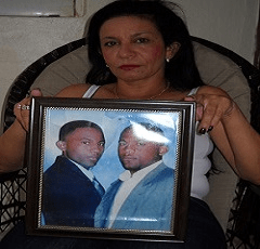 Glorisol Rojas, hermana, muestra una foto de Edgar (derecha) junto a su hermano Manuel Emilio Martínez Roja (Canana)