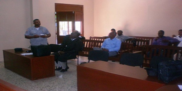 El coronel Hervito Errera expone esta mañana ante el tribunal presidido por la Juez de Primera Instancia del Tribunal Judicial, María Isabel Castillo sobre el Recursos de Amparo incoado en su contra por el periodista Marino Rondón, a su lado el abogado Julio Cesar Cruz  ( fotos: Fausto Genao)