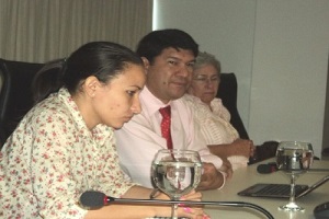 Desde la izquierda figuran los auditores de ICONTEC y Dulce María Agramonte y Mario Cerna Martínez, al presentar en reunión gerencial, el informe preliminar de la primera auditoría de seguimiento, luego de la certificación de SeNaSa.