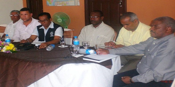 De izquierda a derecha, Porfirio Ortega, presidente de la Junta Municipal Electoral, el alcalde Luis Mendez, el director del Programa Solidaridad y Esperanza, licenciado Catalino Miguel Martínez, el presidente del Ayuntamiento Carlos Alcántara, el director del Distrito Escolar 04-04, Frank  Roque y el licenciado Andrés Candelario integrantes del comité organizador 