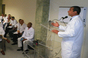 Parado a la derecha, Alberto Díaz, director del Hospital Calventi