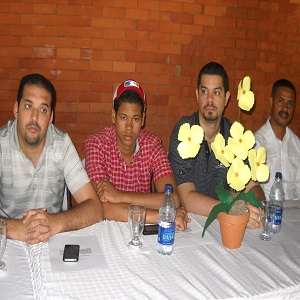 De izquierda a derecha: Francisco Cedano, Jhoan Cuevas, Yeik Pérez, de Relaciones Laborales el primero y  Falsificaciones y Fraudes de la MLB los dos últimos, junto al intendente de la gobernación de Pedro Brand, Benjamín Encarnación.