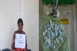 DNCD DETIENE MUJER EN EL VALIENTE