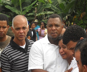 Amablito, Felo y Rosanna, tres de los hijos lloran la partida de su madre.