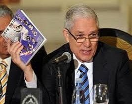 El presidente de la Confederación de Béisbol Profesional del Caribe (CBPC), el dominicano Juan Francisco Puello, habla en una conferencia de prensa,