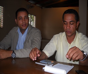 Oneulin Cáceres, primero a la izquierda junto a David Rivera.