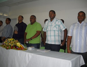 Desde la derecha. Pablo José Soriano (presidente Consejo de La Cuaba), Eliezer Santana (Pte. del Consejo Pedro Brand), el alcalde "El Mello", el viceministro de la Juventud, Charly Rincon, David Rivera, del PRSC.