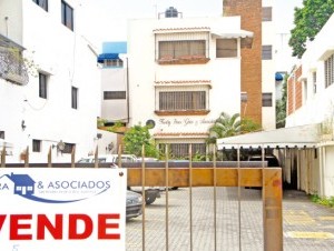 Al fondo, edificio de tres pisos donde operaban las oficinas de Freddy Beras 