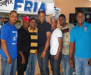 En el centro con gorra de los Rangers y polocher azul, Almonte junto con algunos de sus amigos.