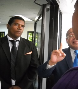 Rommer Reynoso, abogado de la defensa junto a su colega Luís Matos (derecha)