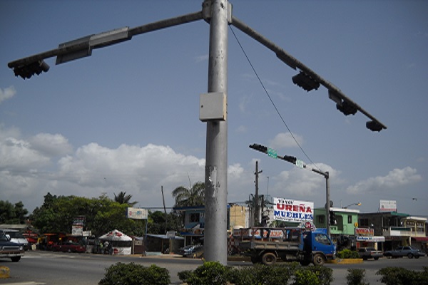 La imagen muestra la caja de donde se llevaron la tarjeta electrónica que permite el control de PASO Y PARE de las señales.
