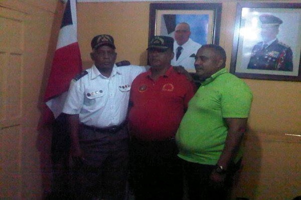 De izquierda a derecha, el nuevo Intendente, profesor Eugenio de la Cruz, el renunciante, José del Carmen Hernández y el Alcalde municipal Ramón Pascual Gómez Abreu (El Mello)