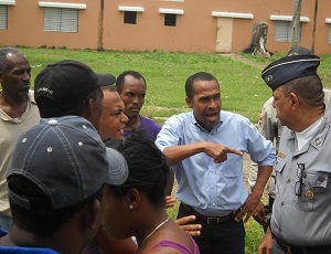 Los dirigentes conversan con el Teniente Coronel Lozada Montás.