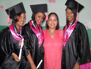 La licenciada Magnolia Pérez Sierra junto con tres de las estudiantes reconocidas por sus méritos a la excelencia.