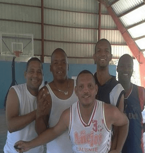 "Patite", segundo de izquierda a derecha, junto a parte de sus compañeros de Liga.