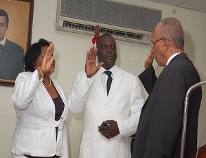 Momento en que el Lic. Jacinto Valdez, abogado Notario Publico tomaba el juramento de rigor a la Lic. Maura Nivar y al Lic. Wilfrido Mateo como Presidenta y Vicepresidente respectivamente del Concejo Municipal.