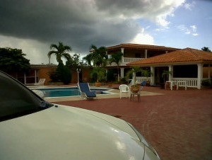 Casa rodeada por la Policía en Boca Chica. (Claudia Rodríguez/elcaribe.com )