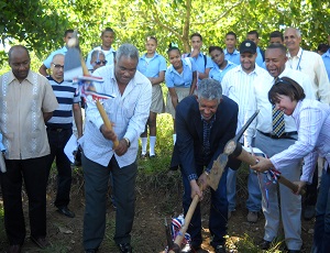 El gobernador provincial (centro) junto al director del Distrito Escolar 15-01 y la diputada Gertrudis Ramirez, dando el primer picazo