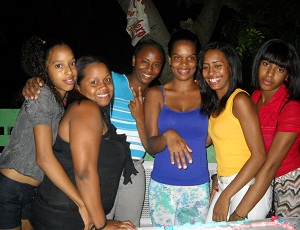 Cuarta de izquierda a derecha, Laly junto a parte de sus amigas.