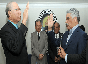 Miguel Vargas juramentando a Pedro Richardson