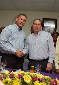 El alcalde de Villa Altagracia,Luís Méndez Restituyo (Pavolo) junto al aspirtante presidencial del PLD, Francisco Javier García.